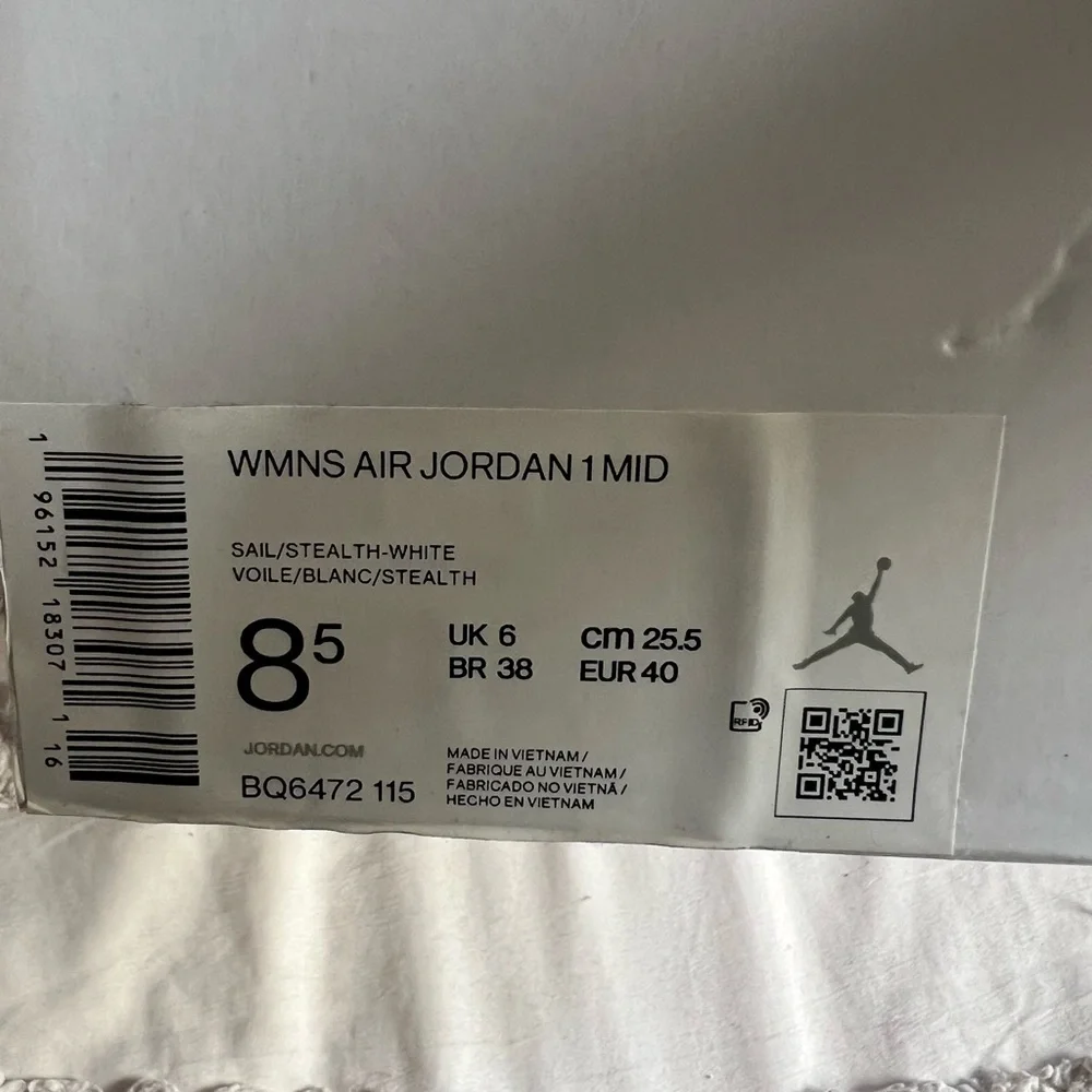 Nike women’s Air Jordan 1 mid